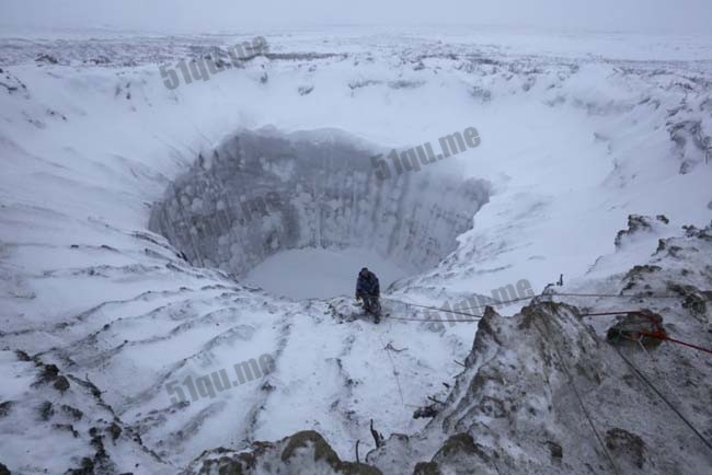 俄罗斯北部亚马尔半岛现神秘天坑