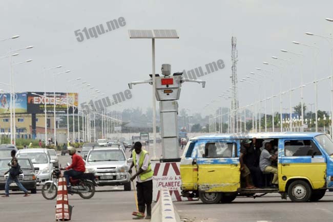 刚果霸气机器交警监视路口指挥交通