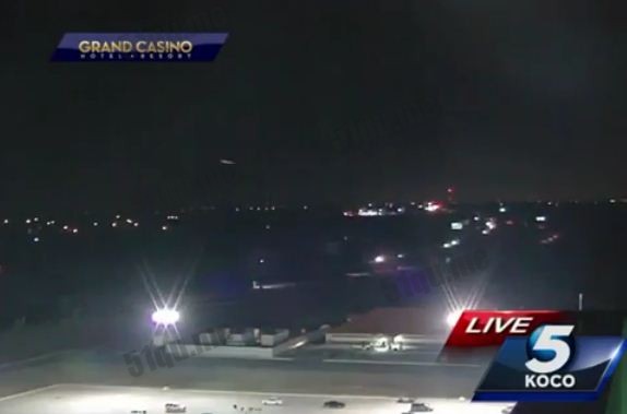 美国新闻画面拍到高速飞驰的UFO