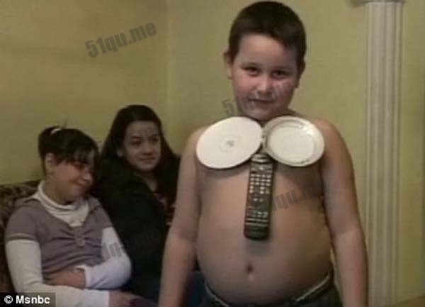 塞尔维亚男孩拥有超能力胸口可吸各种物品