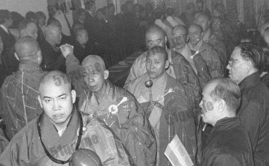 60多名高僧，在美利大厦行洒净礼，超渡冤魂。 (摄于1974年)