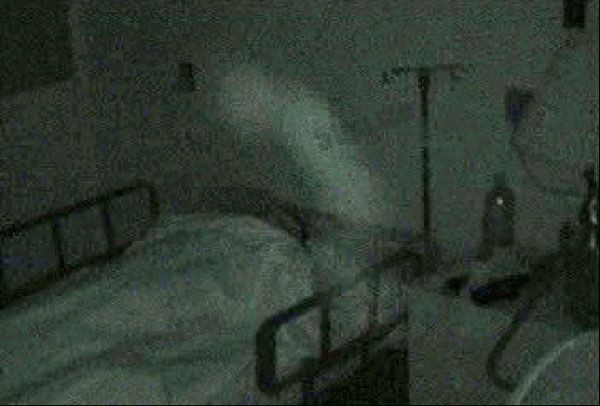 医院监控拍到的白色鬼影灵异视频