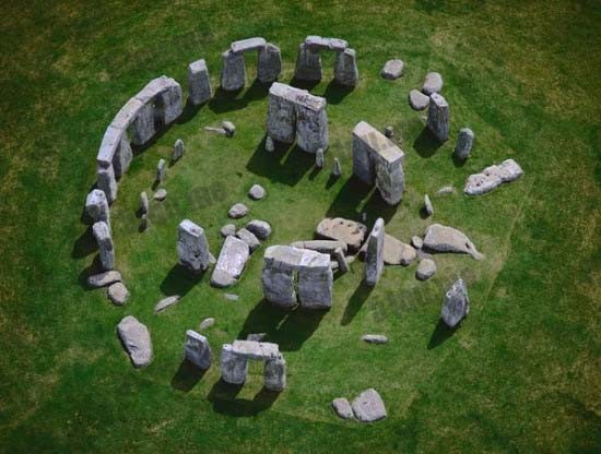 英国4千年前的巨石群之谜