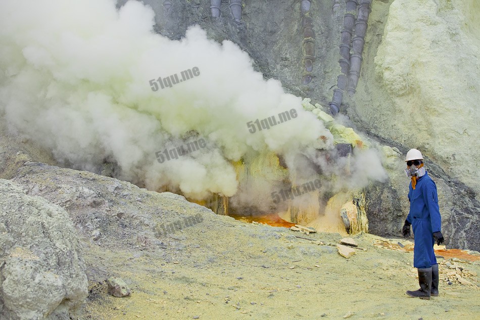 看印尼矿工如何在火山采硫磺的