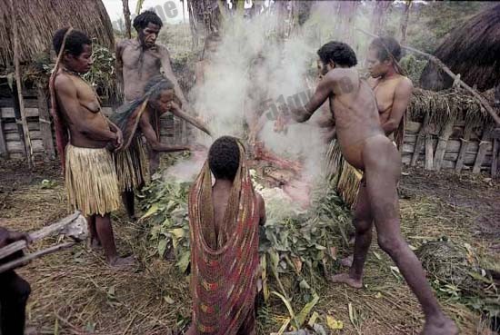 把祖先烘干成干尸祭拜的新几內亚达尼族