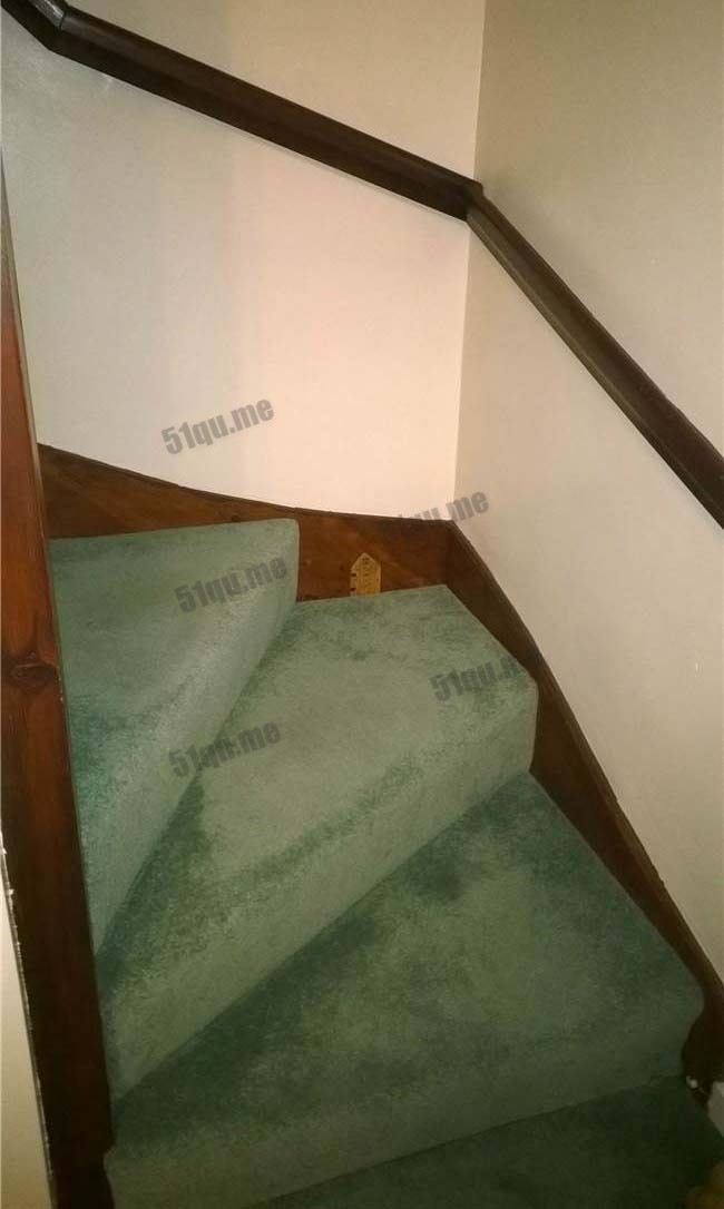网友搬进后在楼梯的转角处发现的神秘小门