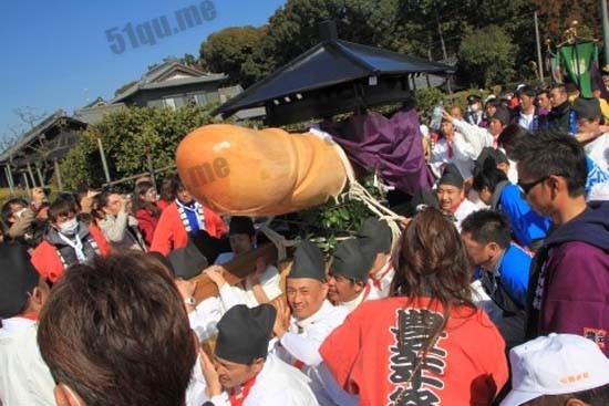 男性生殖器则是神社的祭拜物