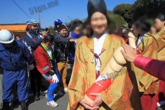 男性生殖器则是神社的祭拜物