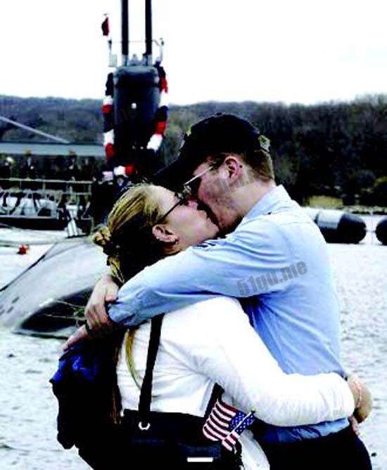 “圣胡安”号返回基地，一名潜水艇士兵与妻子亲吻