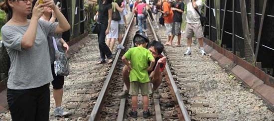 新加坡铁轨拍到灵异情侣事件