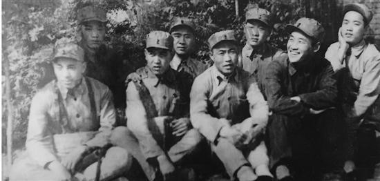 年轻时的赵太福(右二)与警卫班的合照。