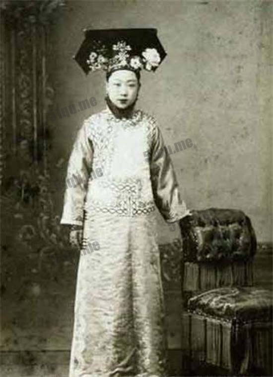 毓朗的女儿爱新觉罗·恒馨。她的女儿婉容为清朝的末代皇后。