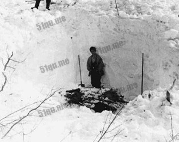 两个月后才被发现被雪掩盖、埋下四米深山沟的另外4名遇难者