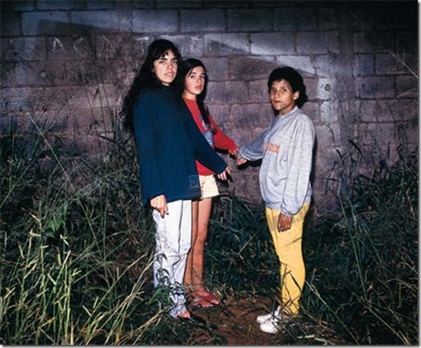 Liliane Fatima Silva （16岁、下图左边）、她妹妹Valkyrie Aparecida Silva （14岁、下图中间）还有朋友Katia Andrade Xavier（22岁、下图右边）