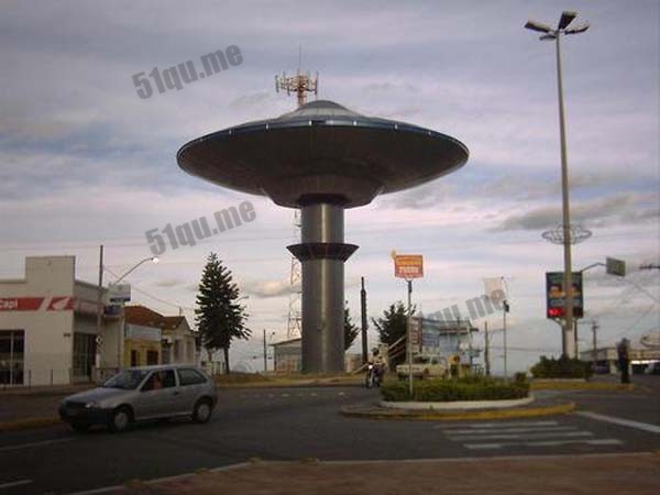 建立在瓦尔任阿公园旁的纪念飞碟造型的水塔