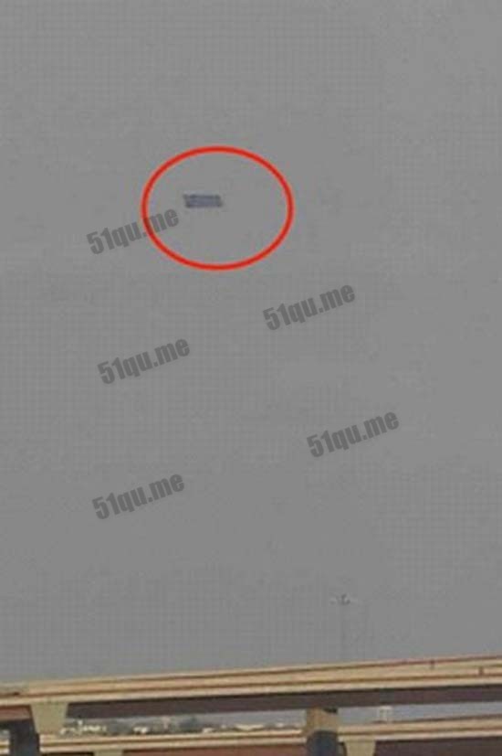 该新闻报导2011年9月被拍摄到的矩形UFO