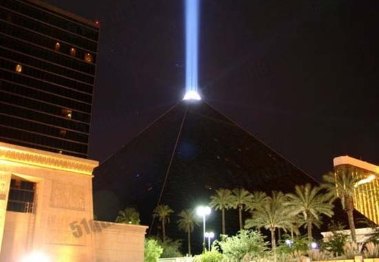 这是赌城拉斯维加金字塔每天晚上都能看见的光束。