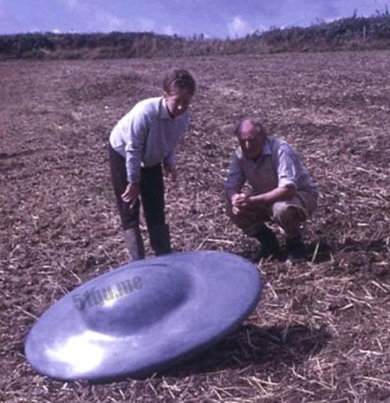 1967年英国当地农民Dick Jennings与他女儿一起在现场观看这六个飞碟实照。