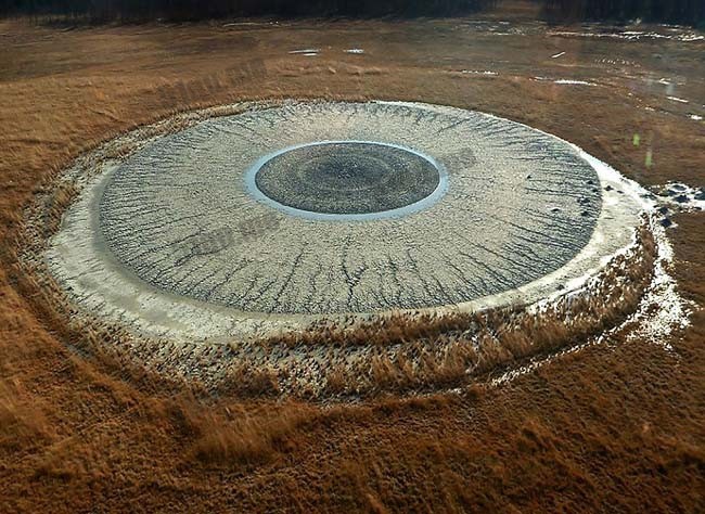 俄罗斯火山喷发后山体呈现巨型人眼