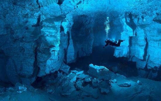 洞穴潜水员