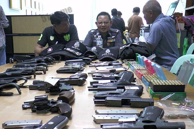泰国卖附身符男子冒充警察高官25年