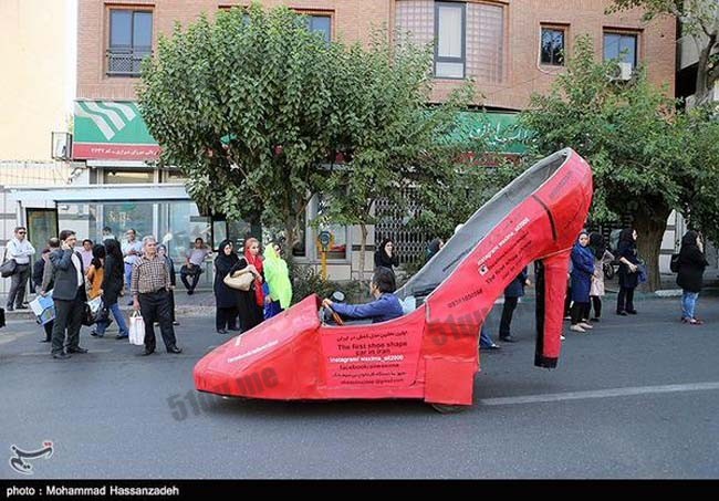 伊朗鞋匠开红色高跟鞋车替人服务