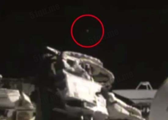有网民在NASA直播片段中，发现国际太空站附近有一个光点（红圈）紧随着飞行。