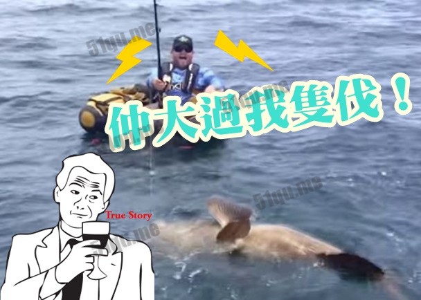 国外男子划小橡皮艇钓起巨型石斑鱼