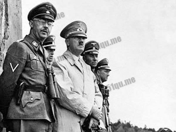 盖世太保和党卫军头目海因里希·希姆莱站在阿道夫·希特勒旁边
