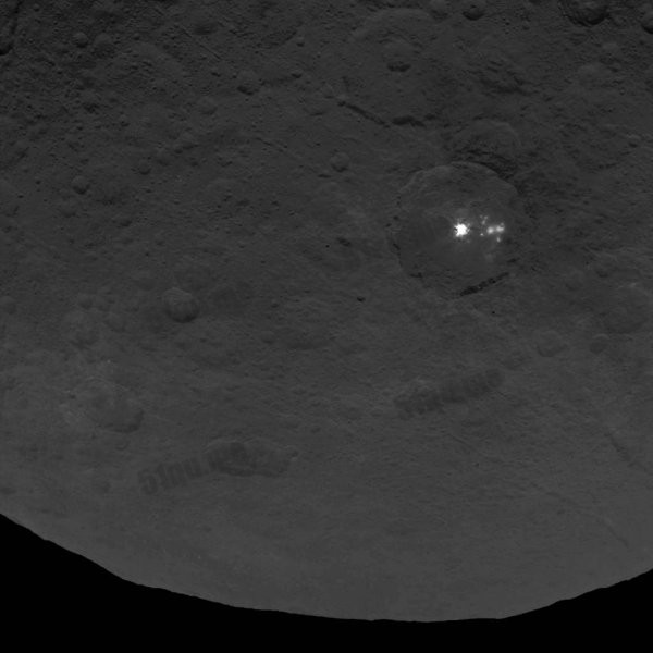 NASA在谷神星上拍到神秘亮斑