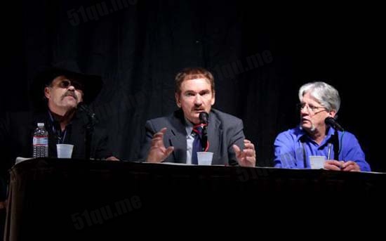 Walton(中间)以及伐木工证人Steve Pierce(左边)、John Goulette(右边)出席2012UFO国际大会