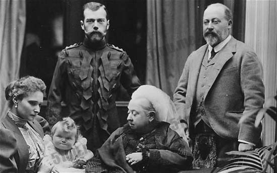 尼古拉二世夫妻携女去英国皇室探亲。左起：沙皇皇后及幼女，尼古拉二世，维多利亚女皇，爱德华七世