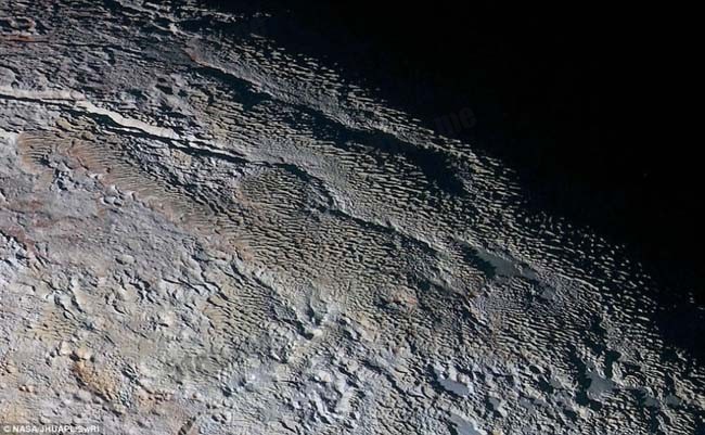 新视野号探测器拍摄的冥王星最新高清照片