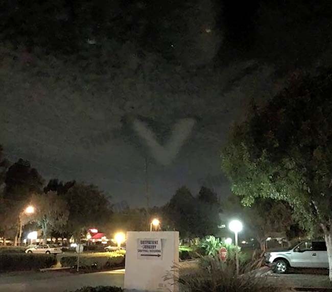 中秋夜美加州各地出现的神秘V型云
