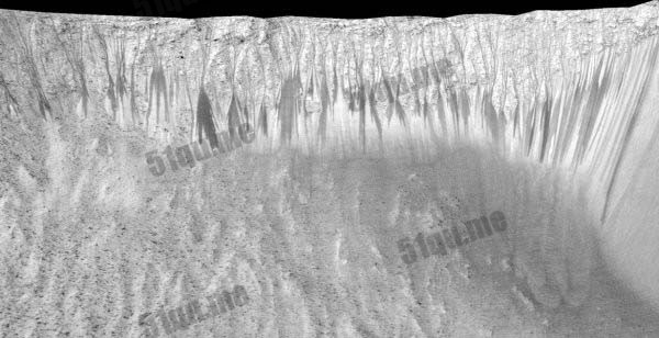 NASA记者会宣布：火星表面发现液态水。