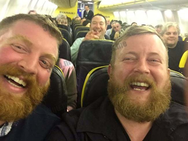 胡子大叔坐飞机神撞脸 根本就是双胞胎啊