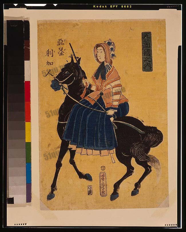 美国女子骑马的画面。