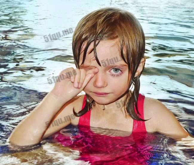 为什么游泳池里游泳后人的眼睛会变红？