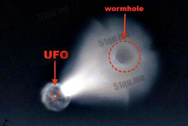 俄上空出现神秘白光疑似UFO通过虫洞来到地球