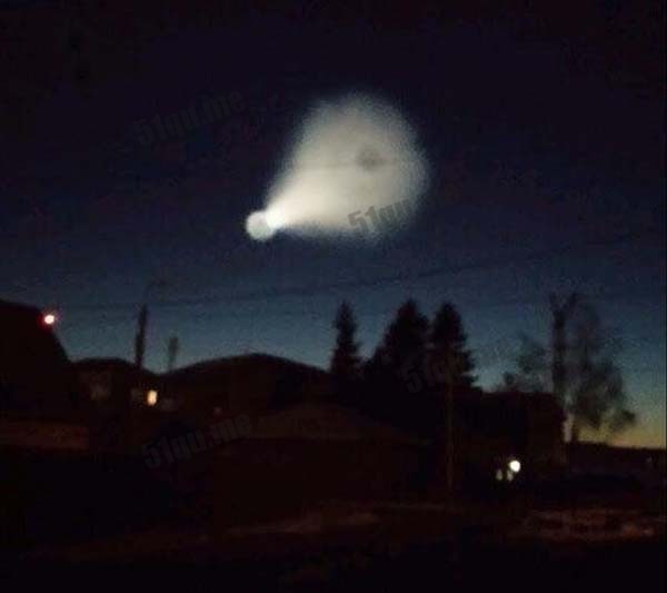 UFO通过虫洞来到地球