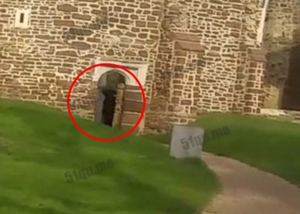 英国男子在荒废教堂拍摄到鬼魂出没