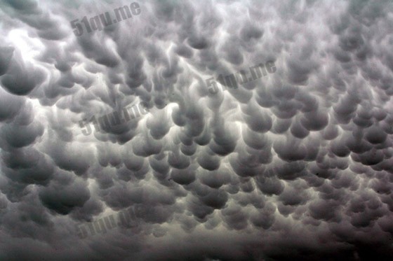 乳房云由云层下密密麻麻的波瓣组成，通常为极端天气的预兆。