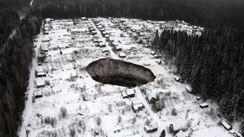 俄罗斯神秘巨型天坑