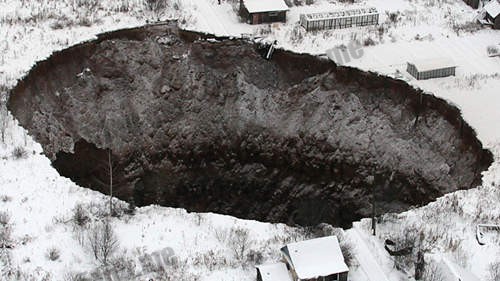 俄罗斯神秘巨型天坑