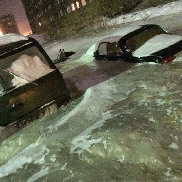 俄罗斯现在有多冷?俄罗斯小镇水管爆裂致街道被冰封