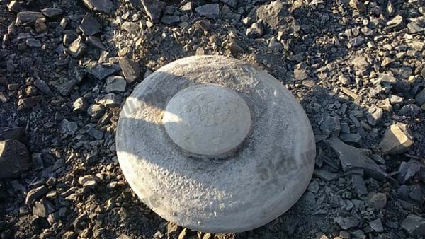 俄罗斯一矿区挖到似飞碟形状石盘