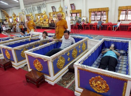 可以驱逐恶运的泰国躺棺材庙