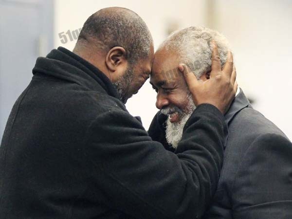 Kwame Ajamu(图左)和他的弟弟(Wiley Bridgeman)在克里夫兰的法院相拥而泣
