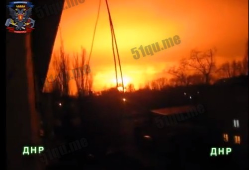 乌克兰深夜发生不明爆炸，天空都被染红了