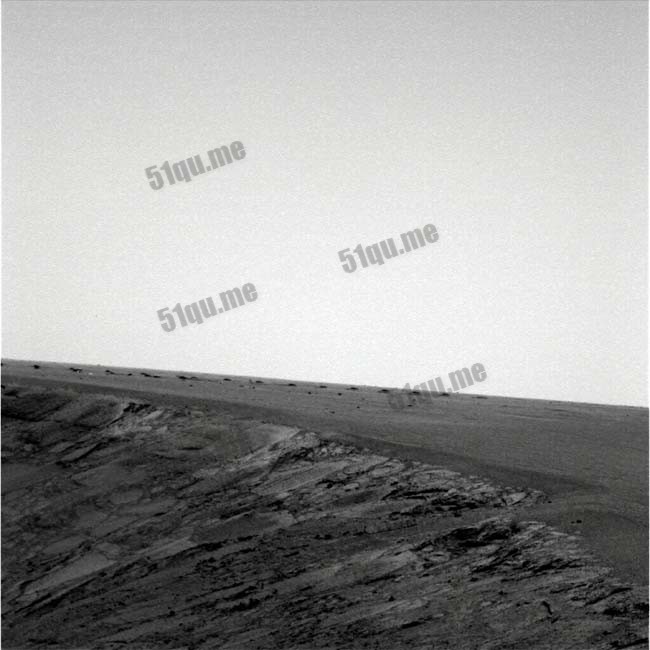 火星上出现8个黑色物体超完美排列